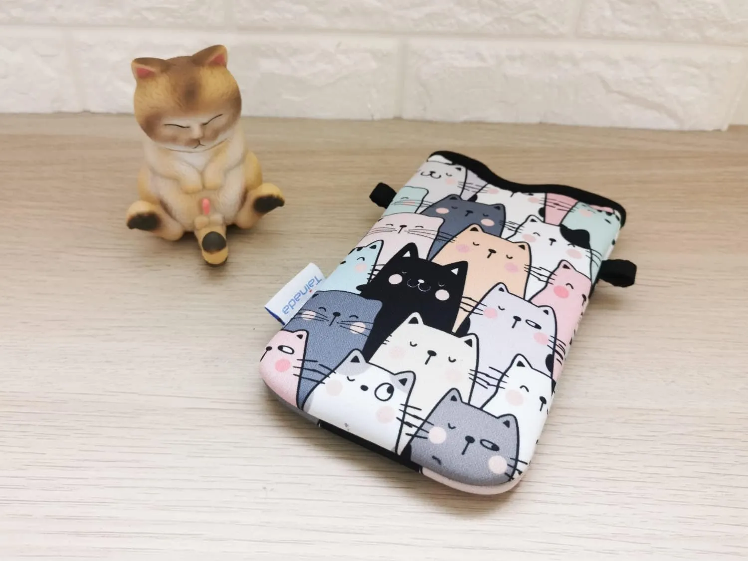 Tainada Neoprene Phone Sleeve Pouch Case Bag for Women with Crossbody Strap/Neck Lanyard for iPhone 16/15 Pro Max, 16/15/14 Plus, 16e, Samsung S25, S24 , A56, Google Pixel 9 (Doodle Cats Style 1)