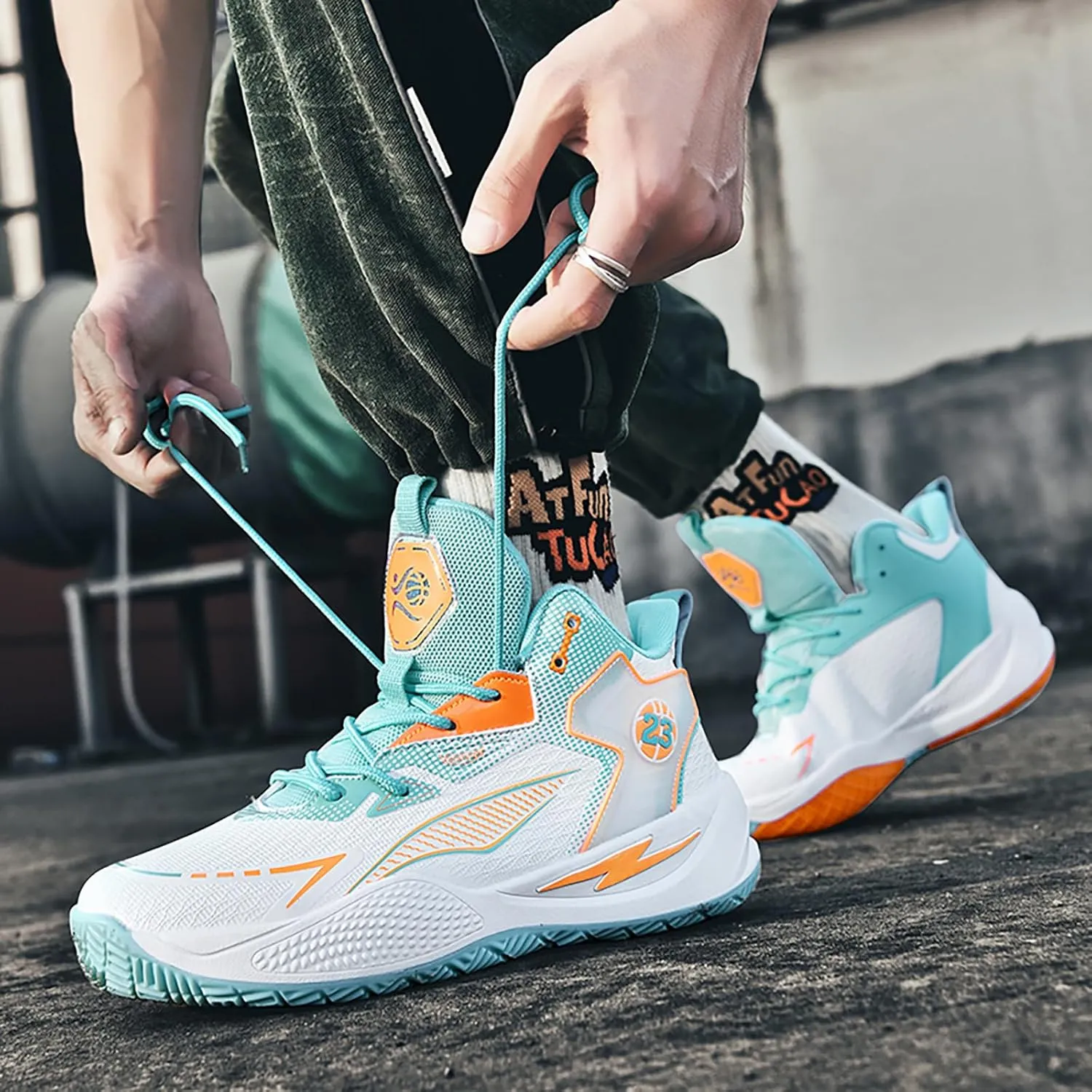 Women's Men's High-Top Basketball Shoes Breathable Anti-Slip and Wear-Resistant Soles Running Shoes Graffiti Design Fashionable Sports Shoes